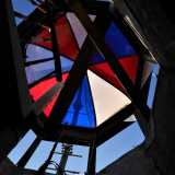 ...ma anche da qui i giochi di luce e colore che offrono i vetri colorati in rosso, bianco e blu della copertura incantano lo spettatore pi� smaliziato